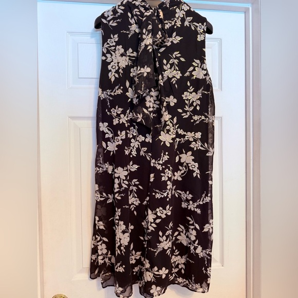 LB Dress Trapeze Floral Foil on black - Picture 6 of 11